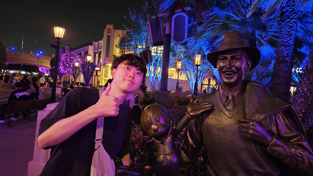 ディズニー・カリフォルニア・アドベンチャーで記念撮影