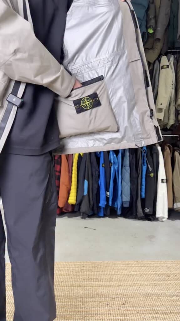 暖かそうな普通のジャケット？（画像はMat's IslandのInstagramより引用）