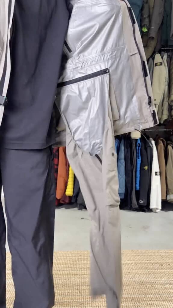 内ポケットからズボンが登場！（画像はMat's IslandのInstagramより引用）