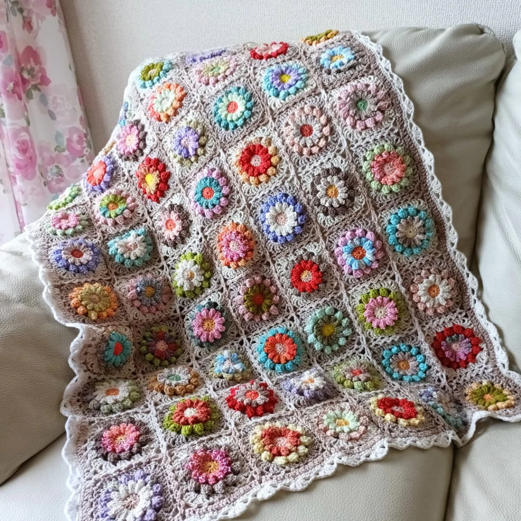 控えめなベースカラーで花が映えます