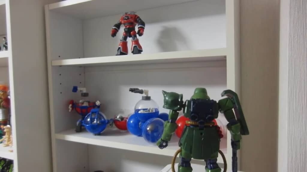 棚に戻され、しゃべらない普通のガンプラに