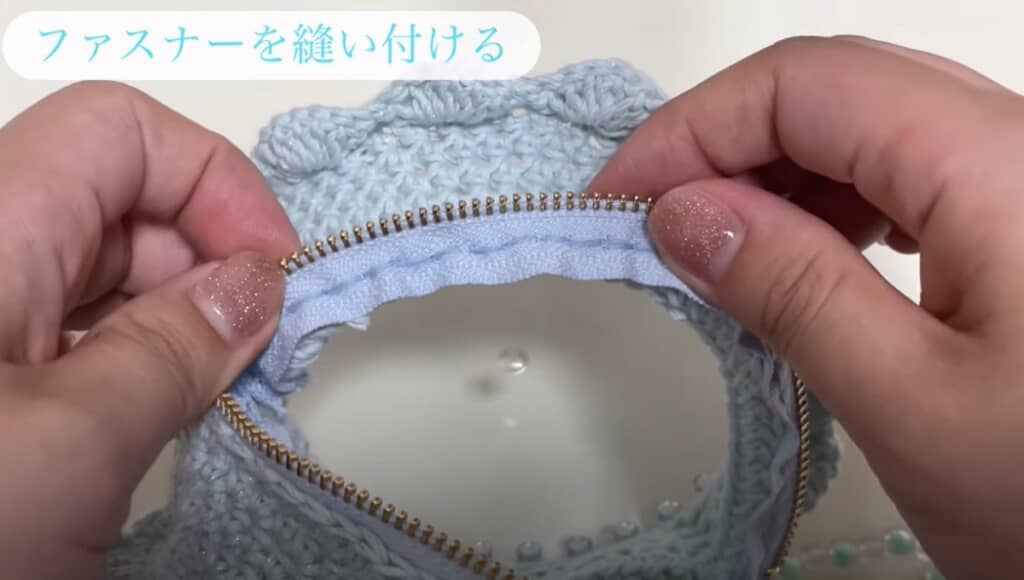 ファスナーを縫い付けます