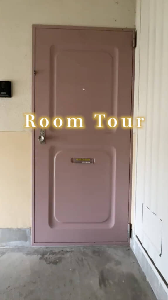 レトロなピンクの玄関扉