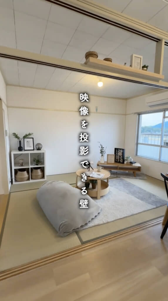 真っ白な壁はプロジェクターにぴったり