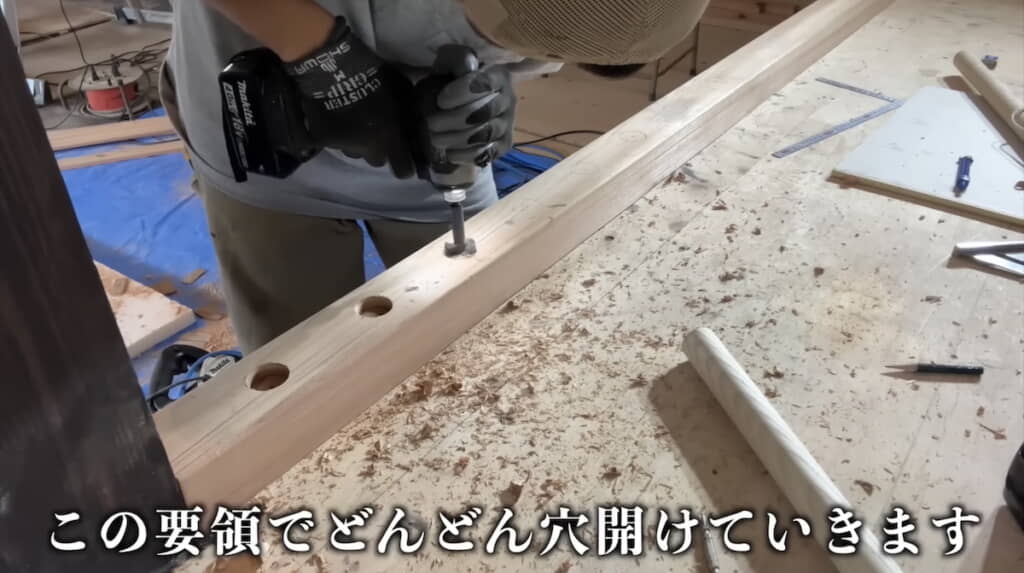 格子の丸柱を入れる穴を開ける
