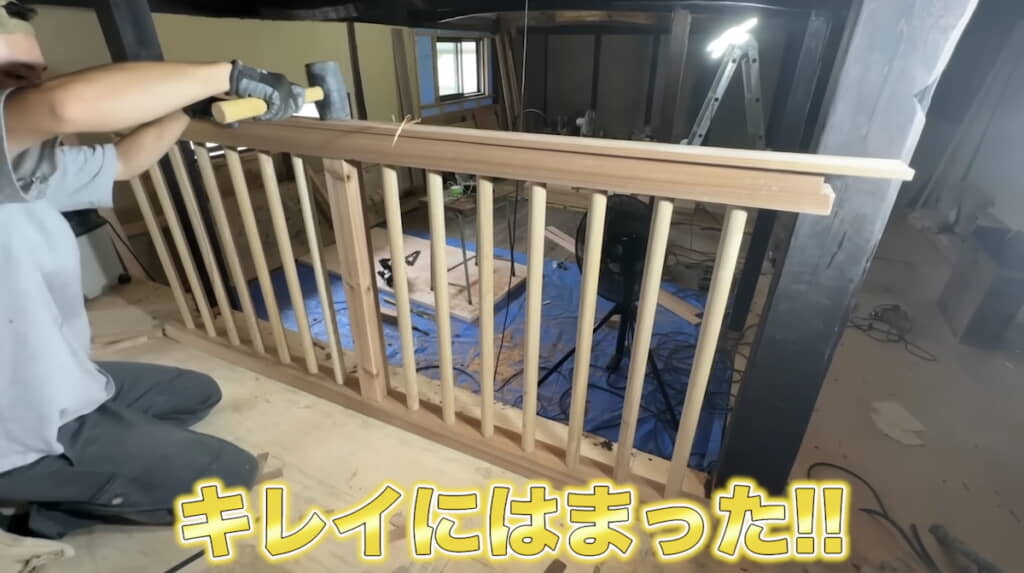 笠木と下弦材の穴に格子を入れる
