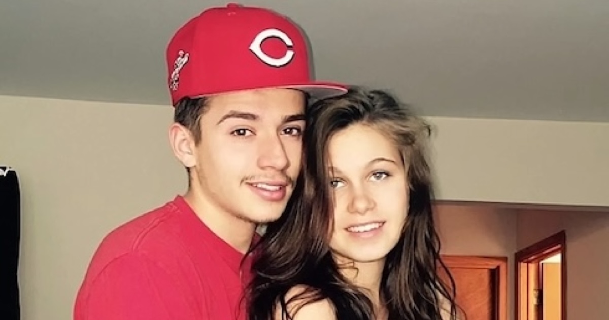 “17歳と19歳”、若くして子どもを授かった夫婦が10年後……　まさかの現在に反響「すごい」「最高の両親」【海外家族記事3選】（1/2） | 育児 ねとらぼ