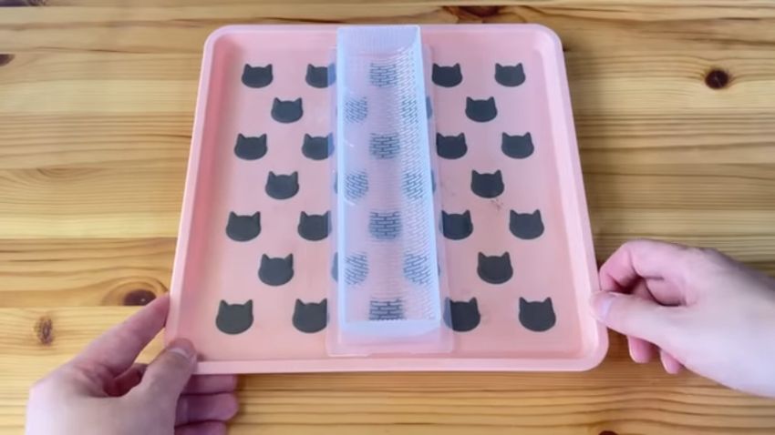 ゴムの滑り止めが付いているセリアのキッチントレーに載せた太巻きメーカー