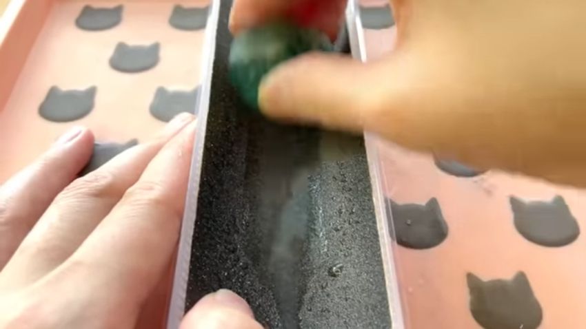 押しフタに貼り付けた耐水ペーパーでフローライトを磨く