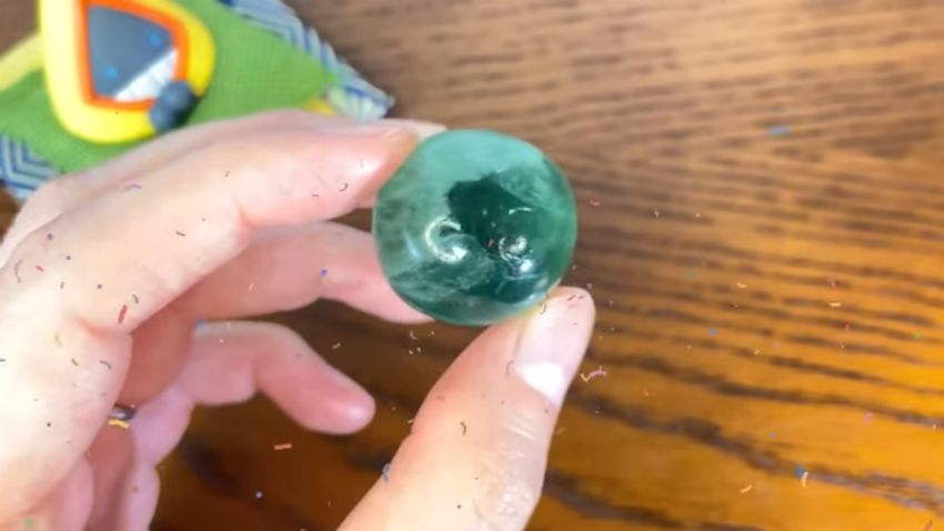 ビー玉のように光り輝く球体となったフローライト