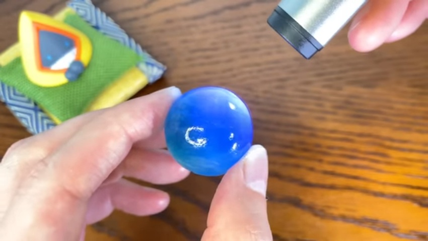 ブラックライトの光で青い蛍光を発するフローライト