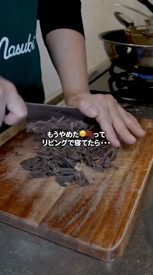 チョコレートを細かく切る様子