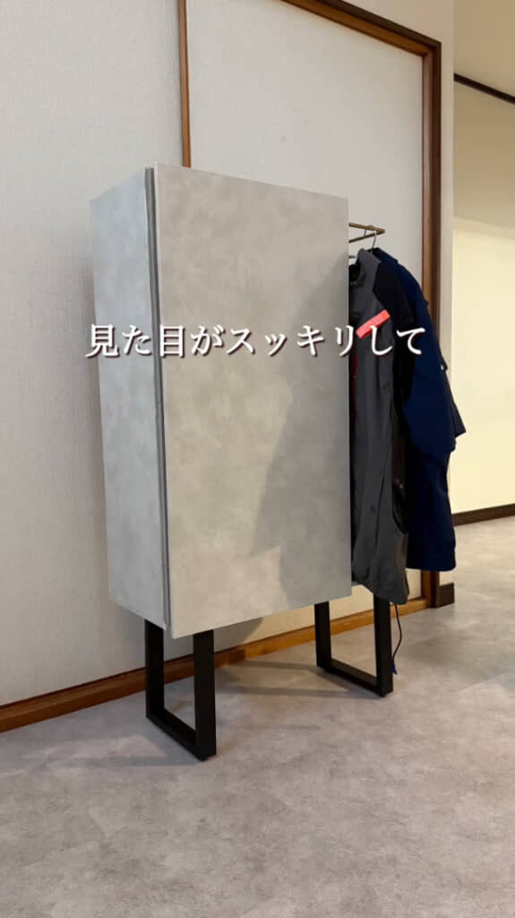 側面にハンガーをかけられるデザインです