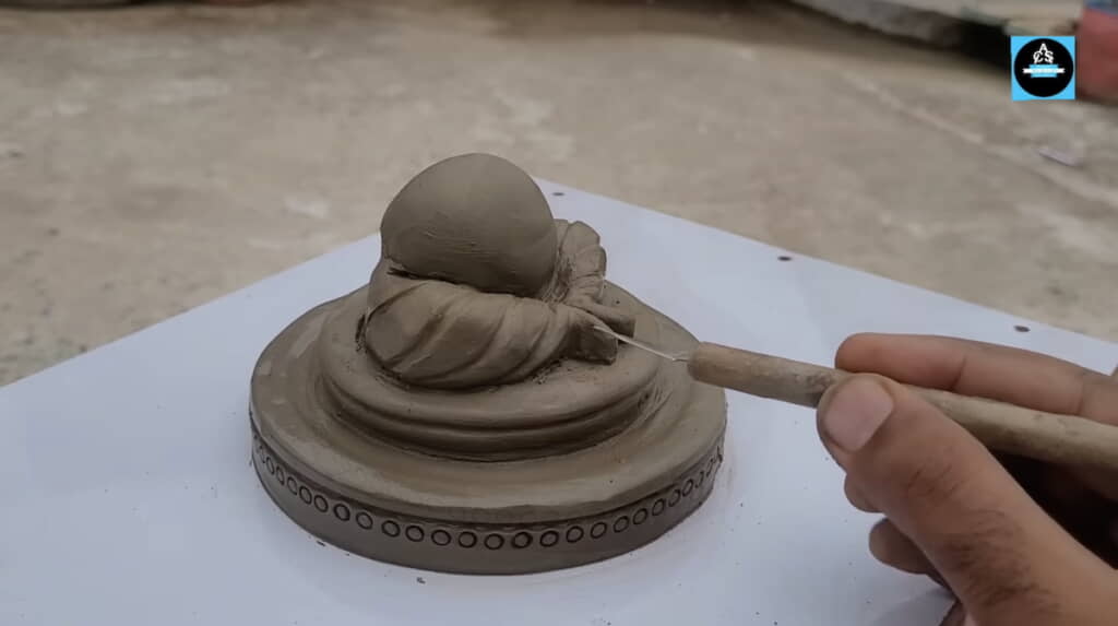 腰布の造形を整える