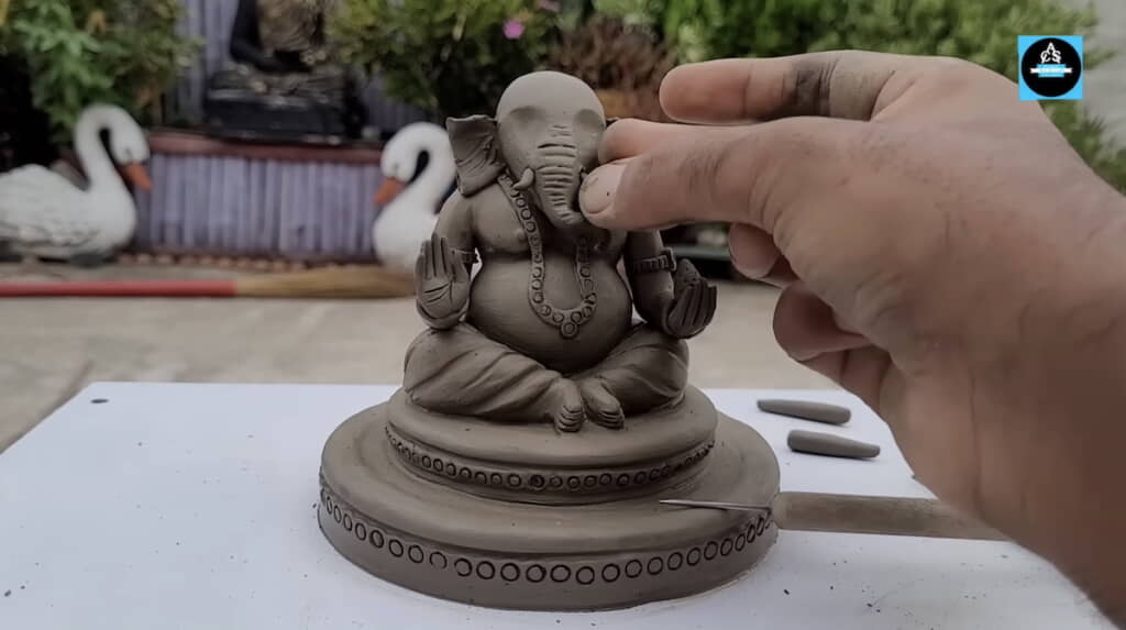 特徴的な象頭を作り込んでいく