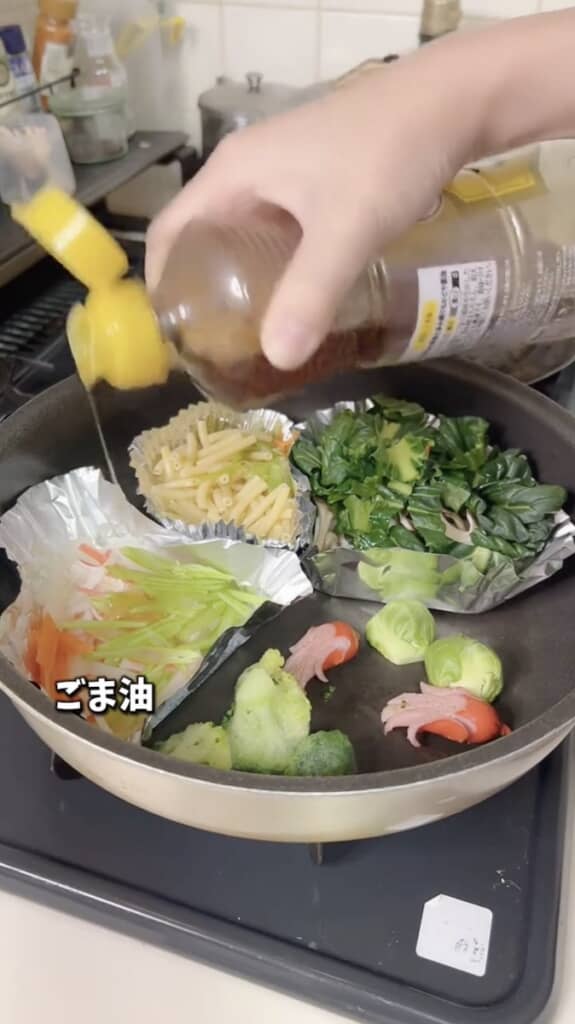 手際よくおかずを調理