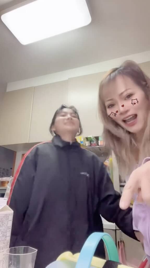 ノリノリのママと恥ずかしさに悶える娘さん