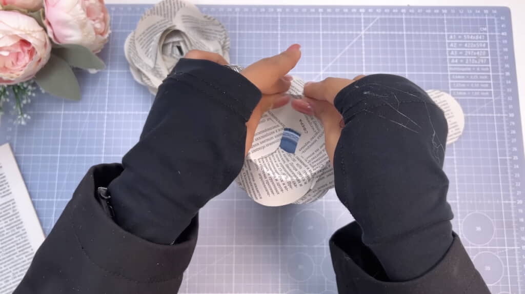 コップの縁を利用して“花”を作る