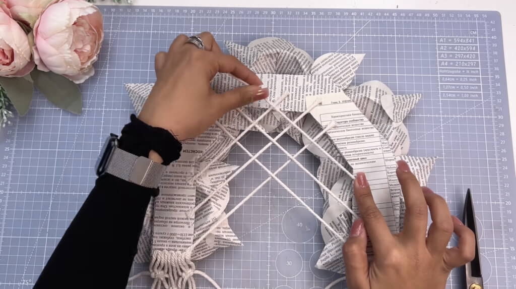 アーチの内部にひもを張っていく