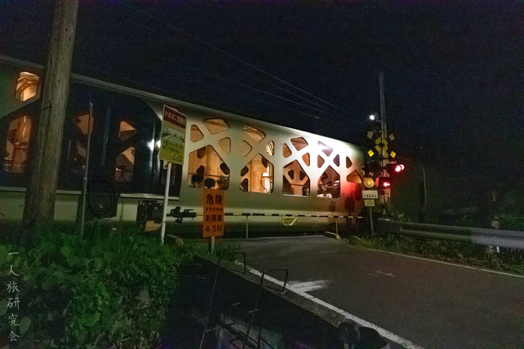 見たこともない列車が通過！