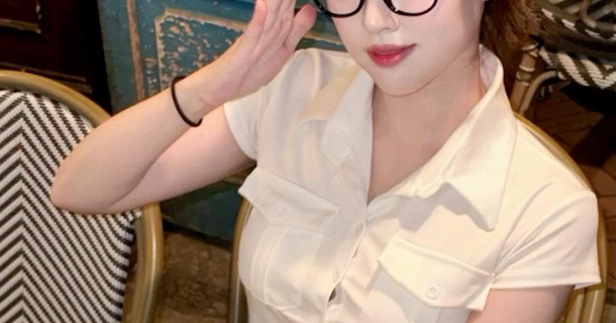 まじめそうな印象の19歳メガネ女子→4年後には……　予想外すぎる大変身が14万表示「同じ人？」「すごい逆転」【海外】（1/3） | ライフスタイル ねとらぼ