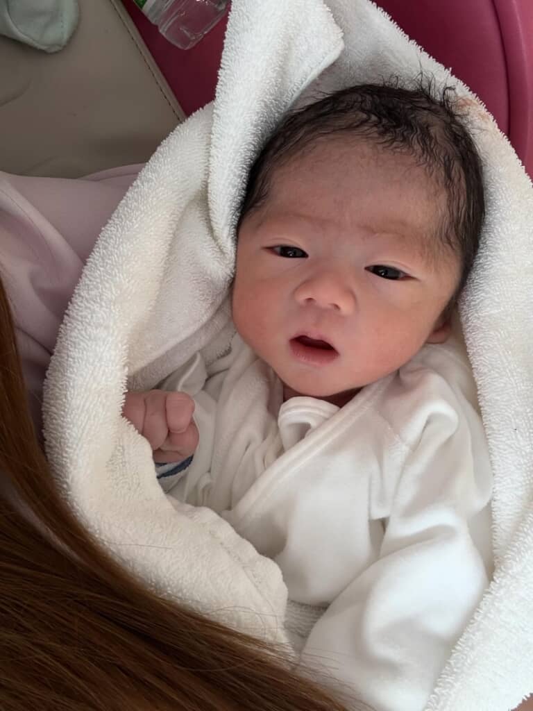 生まれて10分とは思えないほどしっかりとした顔立ち