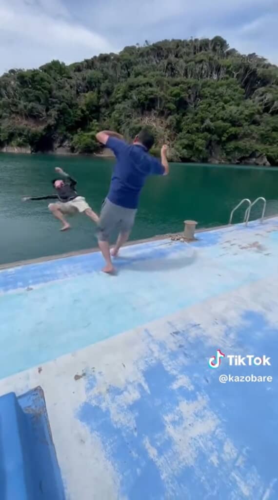 勢いよく海に落ちてしまいました