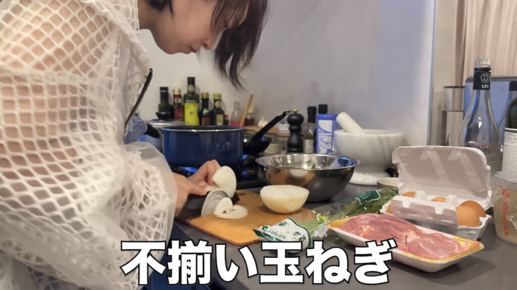 調理向きでなさそうな服でタマネギをカット