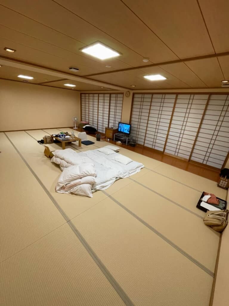 ど真ん中に敷かれた布団