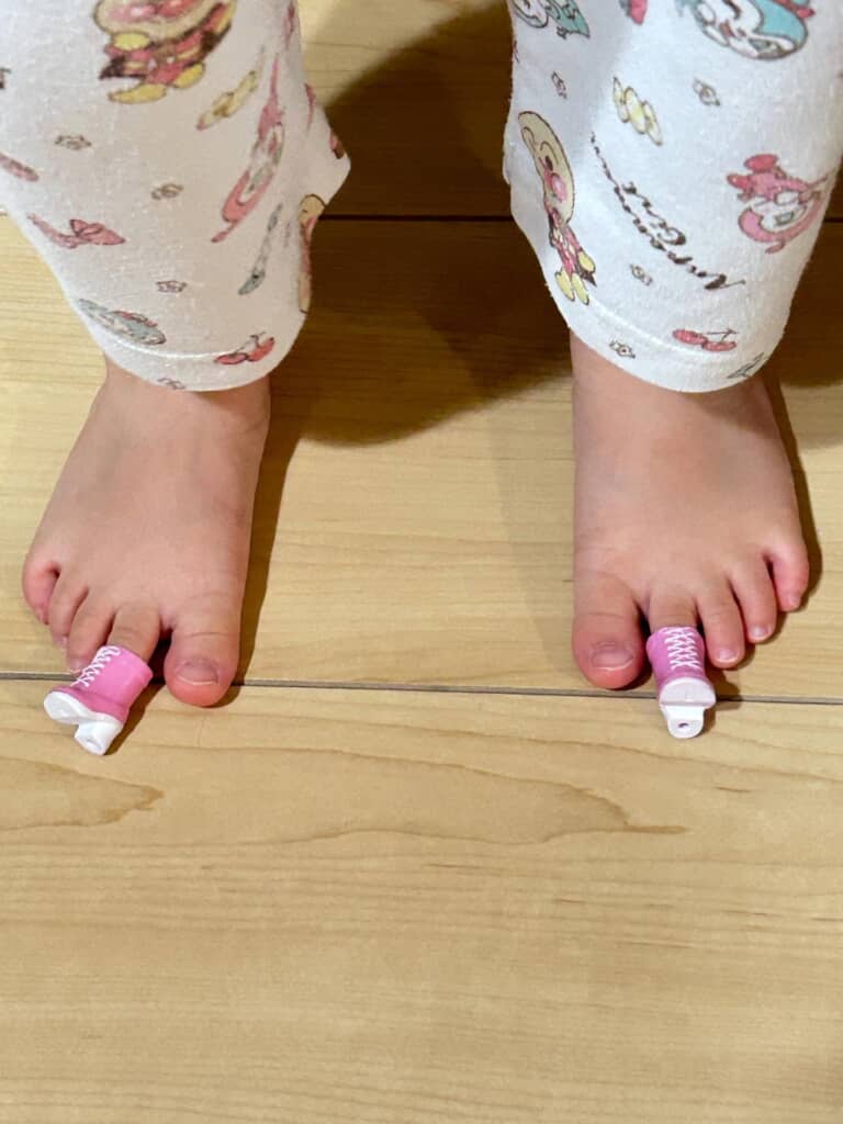 人差し指にピンクのブーツが！