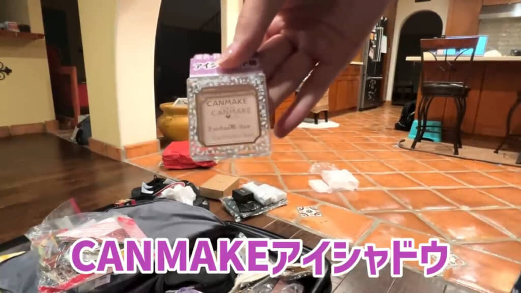 コスメがどんどん出てきます