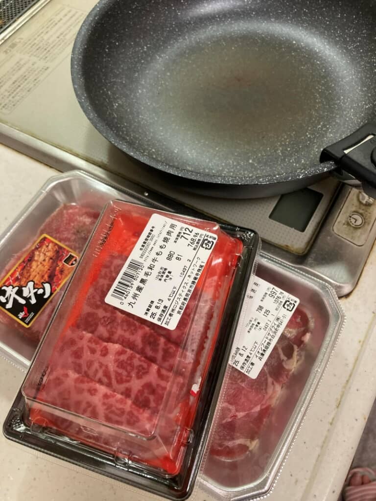 フライパンの横には牛肉