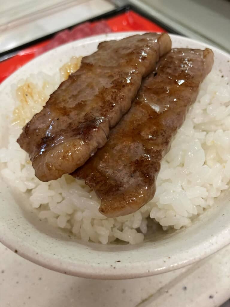 白いご飯の上に美味しそうに焼けたお肉