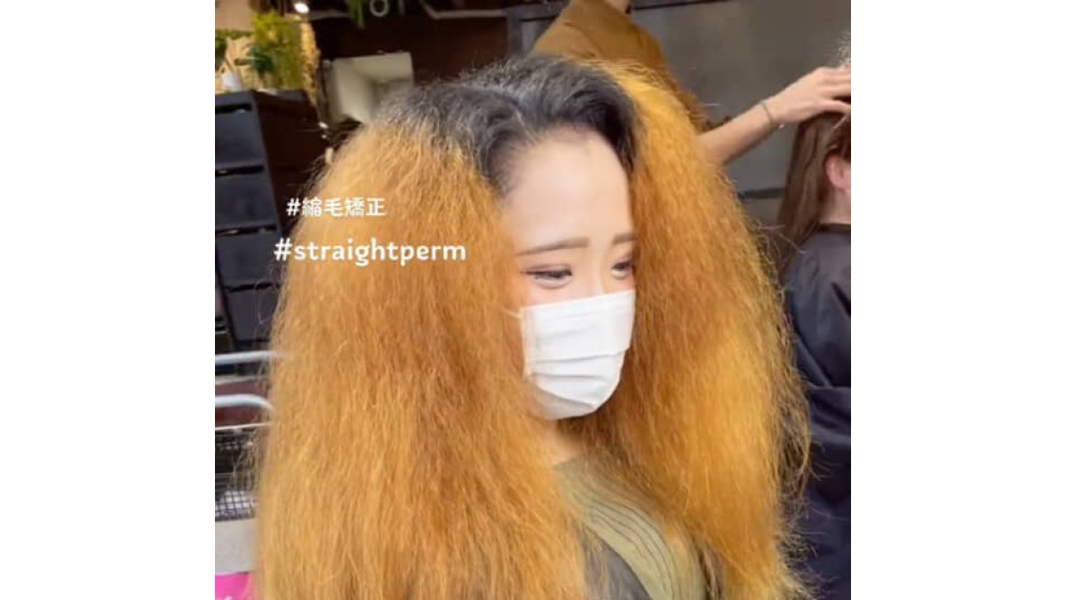 いつもの美容室で「絶対無理」と言われたくせ毛の女性→縮毛矯正のプロに頼むと……　“驚きの大変身”が1100万再生「涙出てきた……」（1/2） | 美容 ねとらぼ