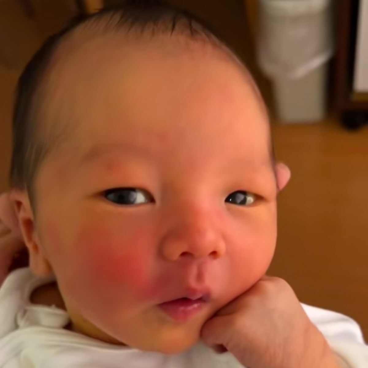 助産師「はっきりした顔やね」→ママは疑っていたが5カ月後……　まさかの姿に「すげえ」「赤ちゃんモデルできそう」 | 育児 ねとらぼ