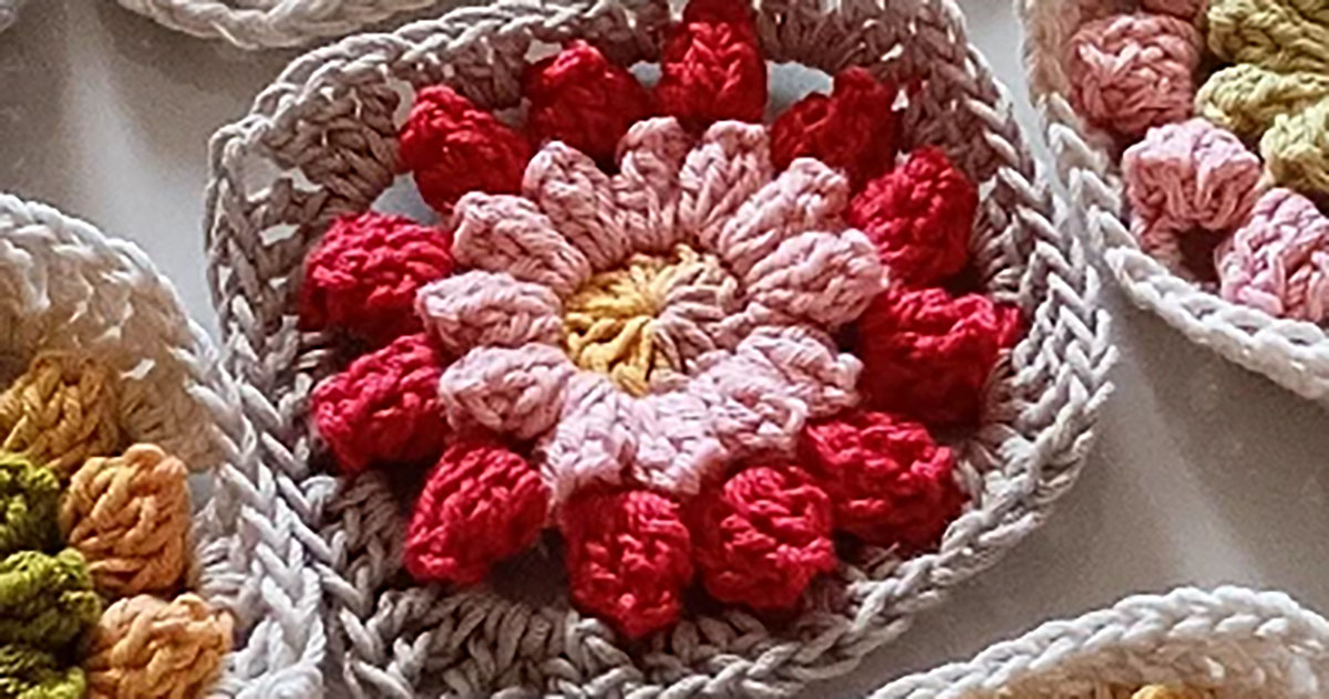 コツコツ編んだ63個のモチーフ→つなぎ合わせると……　幸せいっぱいの完成品に「すごーい大作」「尊敬でしかない」（1/3） | ライフスタイル ねとらぼ