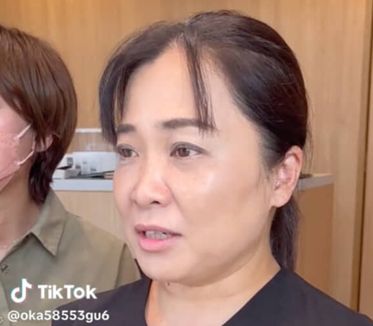 髪形がずっと変わらない40代女性、“全部おまかせ”でばっさりイメチェンすると……　驚きの姿に「えー！親子？ってくらい若返ってる」「まるで別人」（3/3） | 美容 ねとらぼ