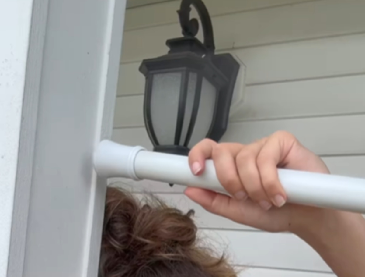 玄関がガラッと変わる“つっぱり棒活用術”が335万再生突破！　今すぐまねしたいアイデアへ「うわーっ」「これは天才的」【海外】（1/3） | 住まい ねとらぼ