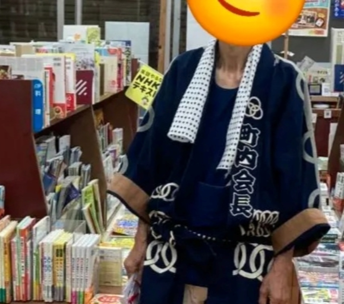 午前4時から祭りの準備をする町内会長、足元をよく見てみると……　まさかの光景に「健気ですね」「参ろうか！！」（1/3） | 犬 ねとらぼ
