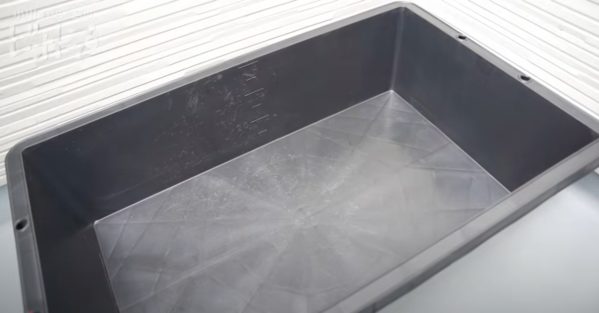 子ども部屋の小さなバルコニーに、メダカのビオトープを立ち上げたら……　まさかの材料と目を見張る光景に「どうやって…？と思ったら」「本当の小川みたい」（1/3） | その他生き物 ねとらぼ