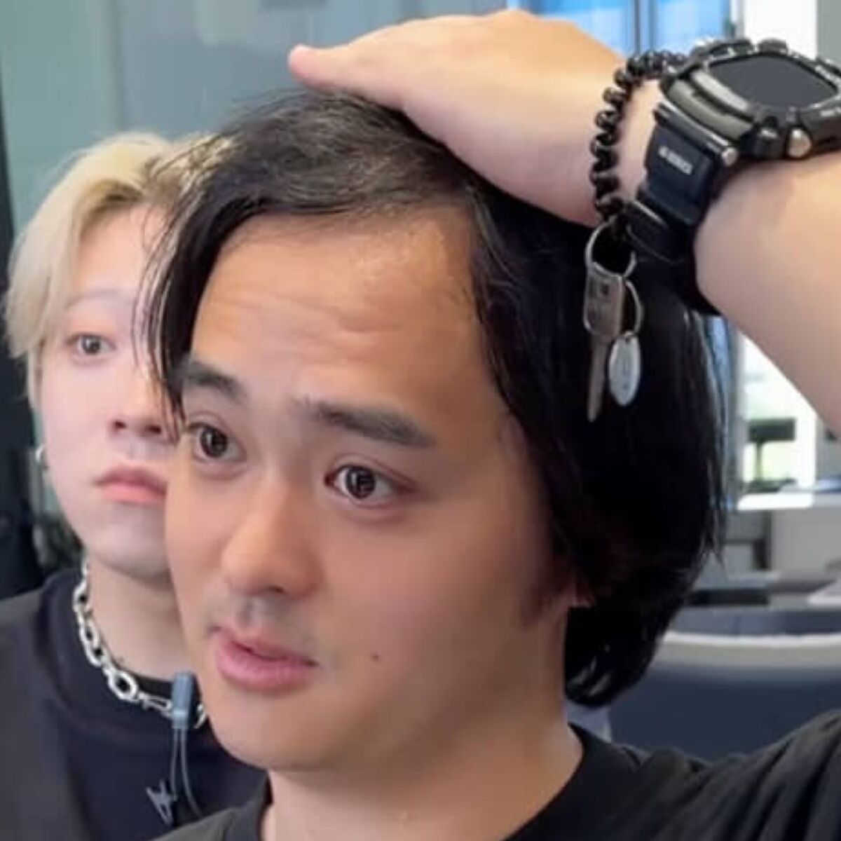 頭頂部が気になり出した男性→人生初の美容室で……　まさかの大変身に「別人かと」「10歳は若返りましたね」 | 美容 ねとらぼ