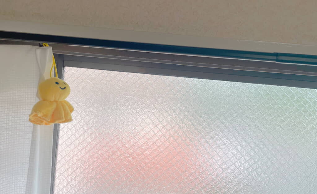 てるてる坊主としてお仕事中かな？
