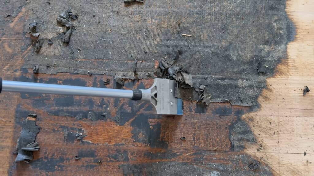 まず目立つ汚れを手作業で除去