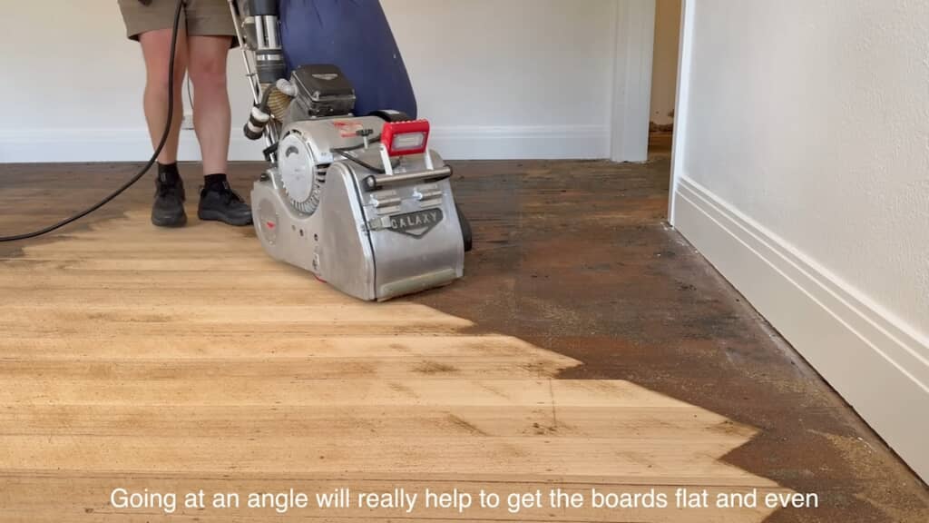 頑固な汚れは専門機材で削り取ります