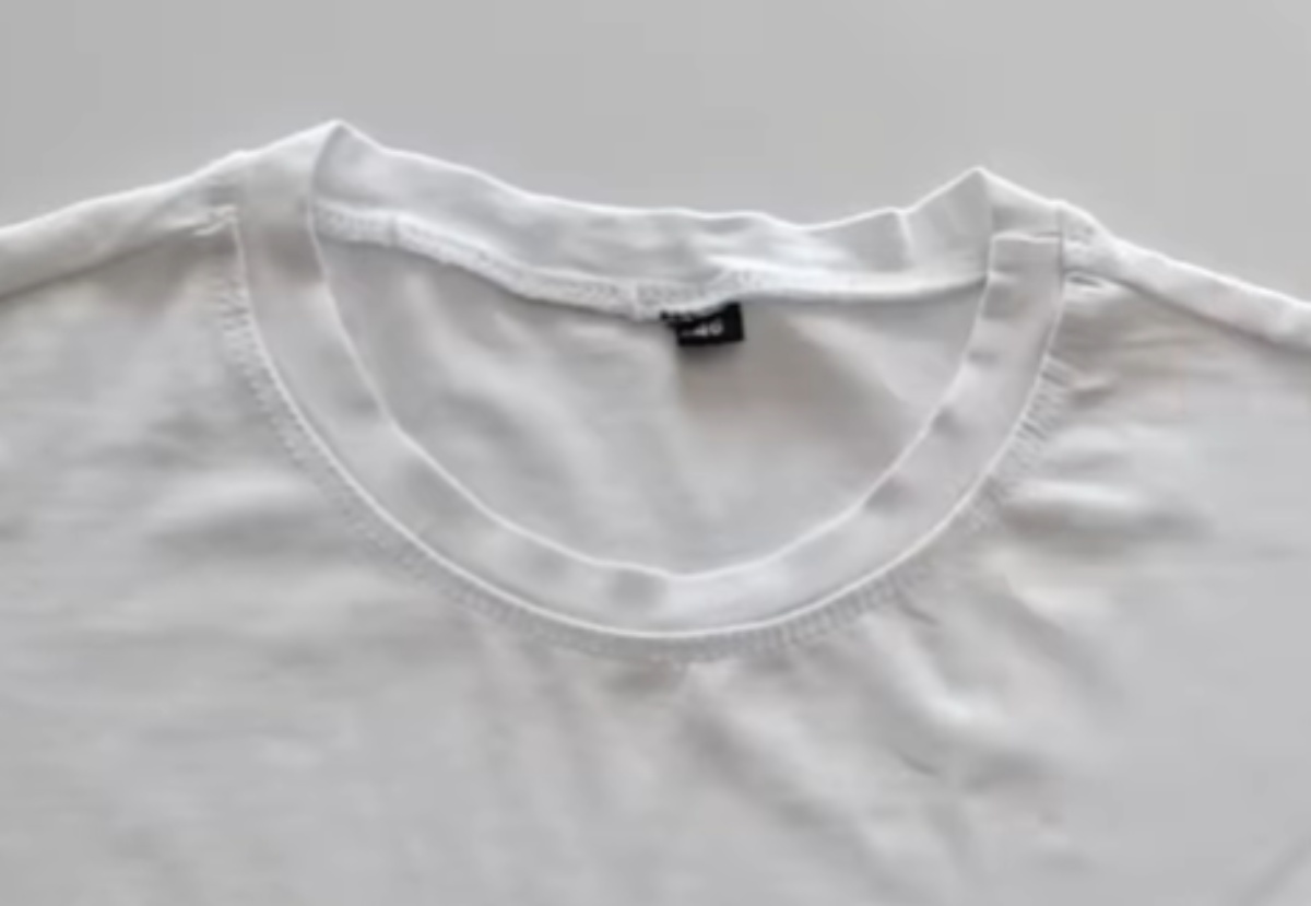 ド平凡な無地の白Tシャツ→ほんの“ひと手間”加えるだけで……「わぁぁ！」　想像を超える神アレンジが795万再生「私にもできそう」【海外】（1/3） | ライフハック ねとらぼ