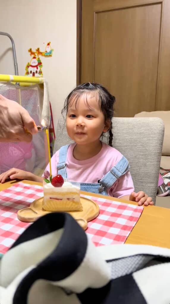 おじいちゃんが何度も何度もろうそくに火をつけます