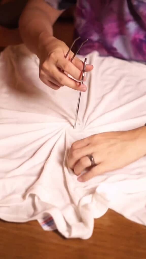 立てたはさみを軸に、ヒダをつけつつ巻いています。ちょっとドレスドオムライスみたい