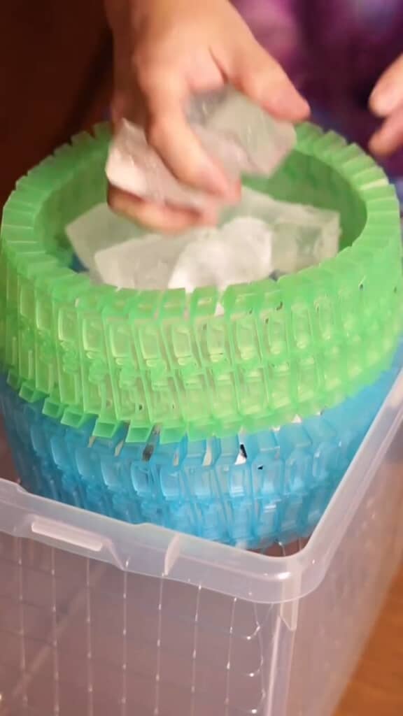 周囲を覆って氷を詰めます。囲いに使っているのは、おもちゃのレールだそうです