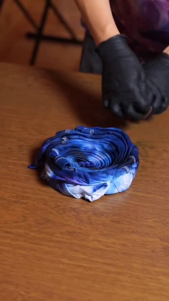 染料が浸透した頃合いを見計らって取り出し……