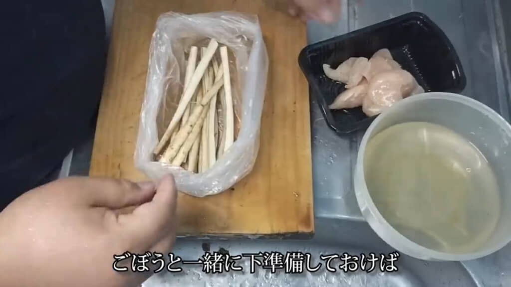 唐揚げの下味をつけます